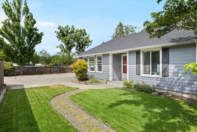 20 Penny Court, Shady Cove, OR 97539