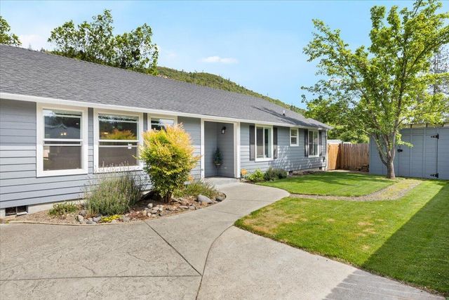 20 Penny Court, Shady Cove, OR 97539