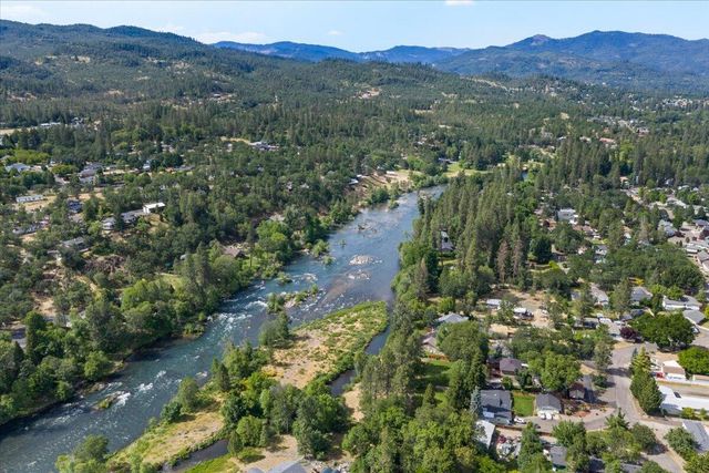 20 Penny Court, Shady Cove, OR 97539