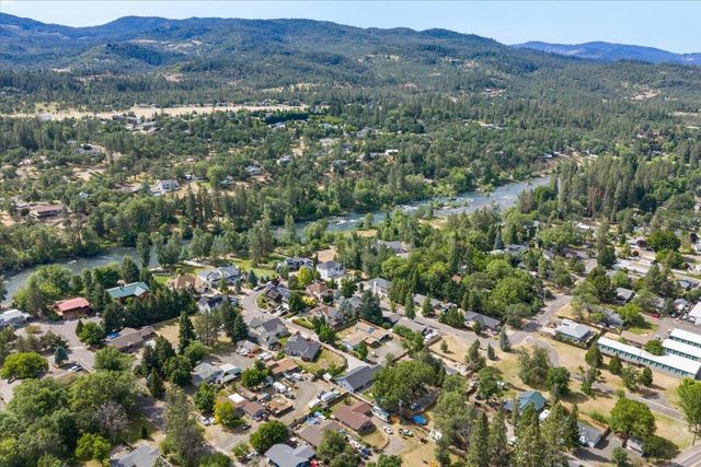 20 Penny Court, Shady Cove, OR 97539