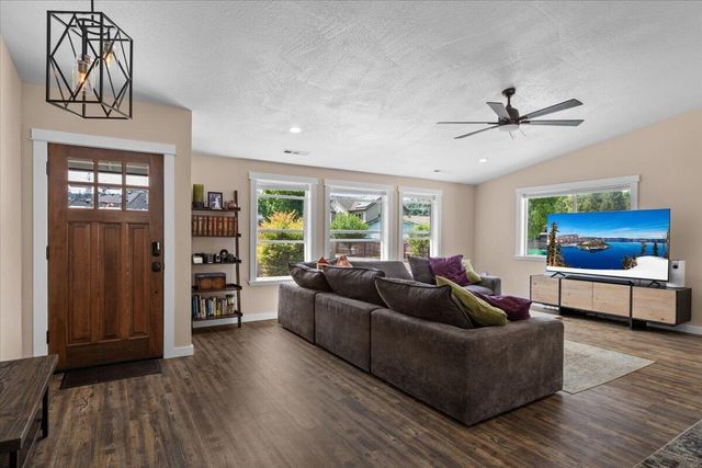 20 Penny Court, Shady Cove, OR 97539
