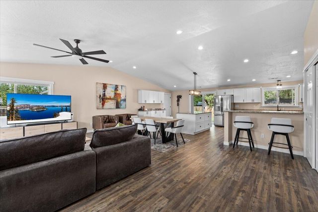 20 Penny Court, Shady Cove, OR 97539