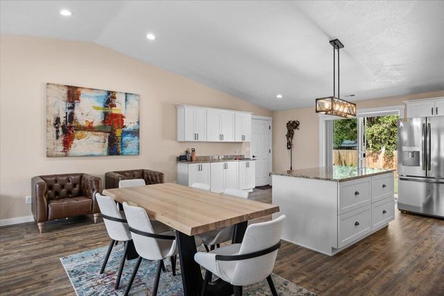 20 Penny Court, Shady Cove, OR 97539
