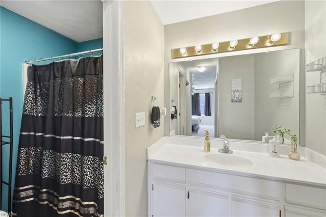 802 Primrose LN, Chesapeake, VA 23320