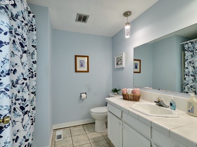 5270 CHAPMAN St S, Salem, OR 97306