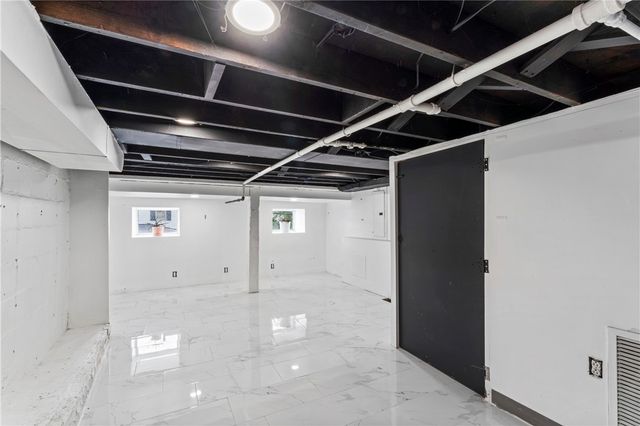 238 W State St, Oakdale, PA 15071