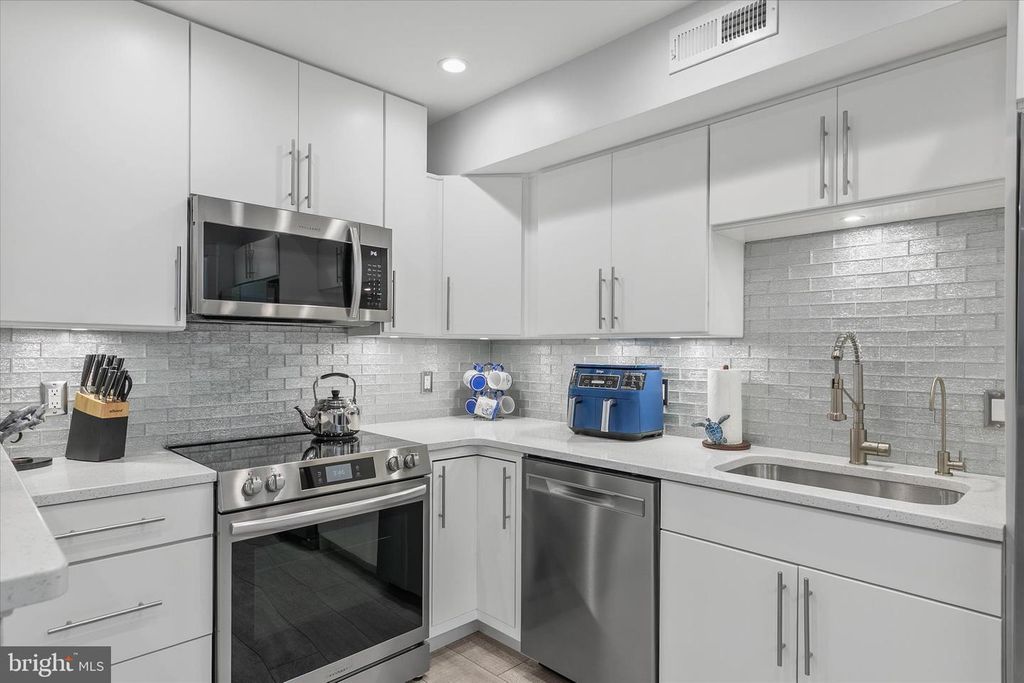 Image 11 of property listing at 14301 TUNNEL AVE #1B, Ocean City, MD 21842