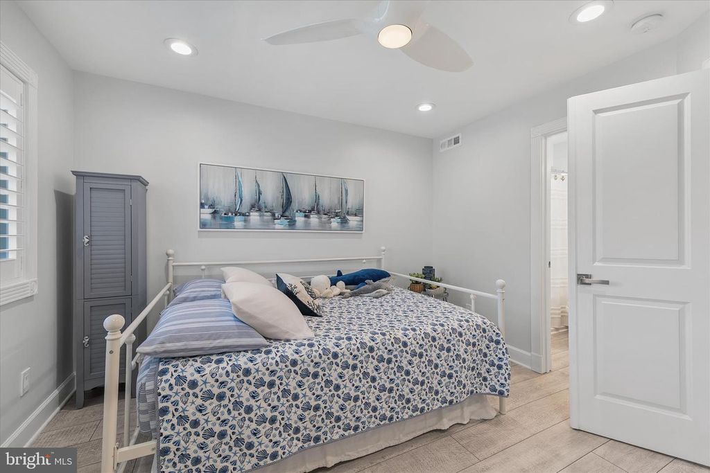 Image 19 of property listing at 14301 TUNNEL AVE #1B, Ocean City, MD 21842
