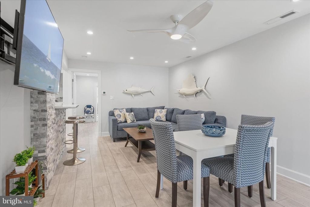Image 7 of property listing at 14301 TUNNEL AVE #1B, Ocean City, MD 21842