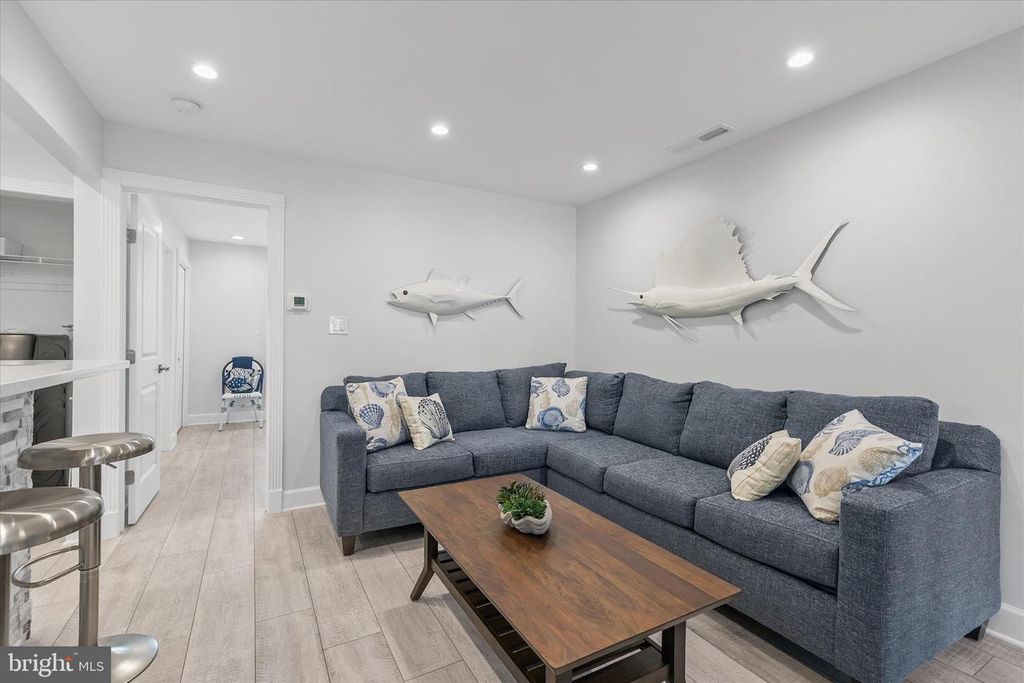 Image 8 of property listing at 14301 TUNNEL AVE #1B, Ocean City, MD 21842