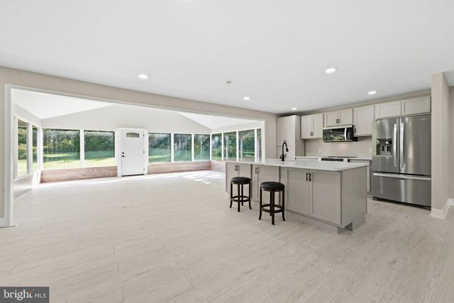 717 KENTLAND DR, Great Falls, VA 22066