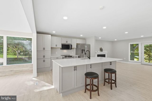 717 KENTLAND DR, Great Falls, VA 22066