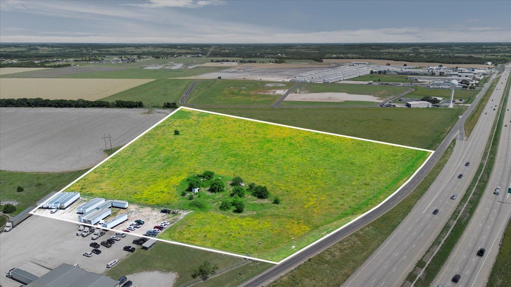 8620 N I-45 Highway N, Palmer, TX 75152