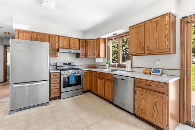 65 Plain St, Easthampton, MA 01027