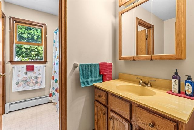 65 Plain St, Easthampton, MA 01027