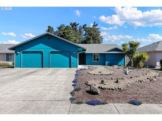 2 PARK VILLAGE Dr, Florence, OR 97439