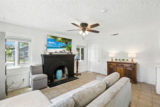 4037 42nd St, Sacramento, CA 95820