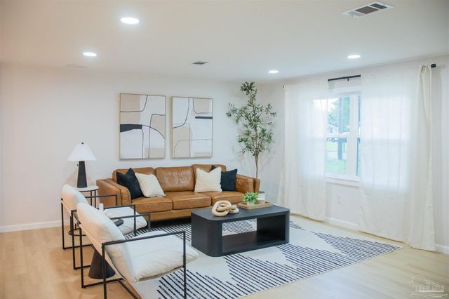 105 Monarch Ln, Pensacola, FL 32503