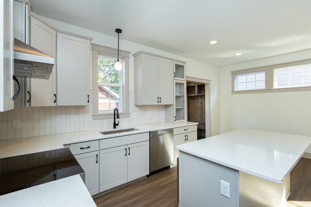 814 E Edison Avenue, Des Moines, IA 50315