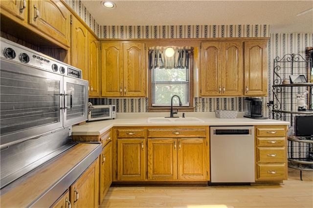 1301 W 100th Terrace, Kansas City, MO 64114