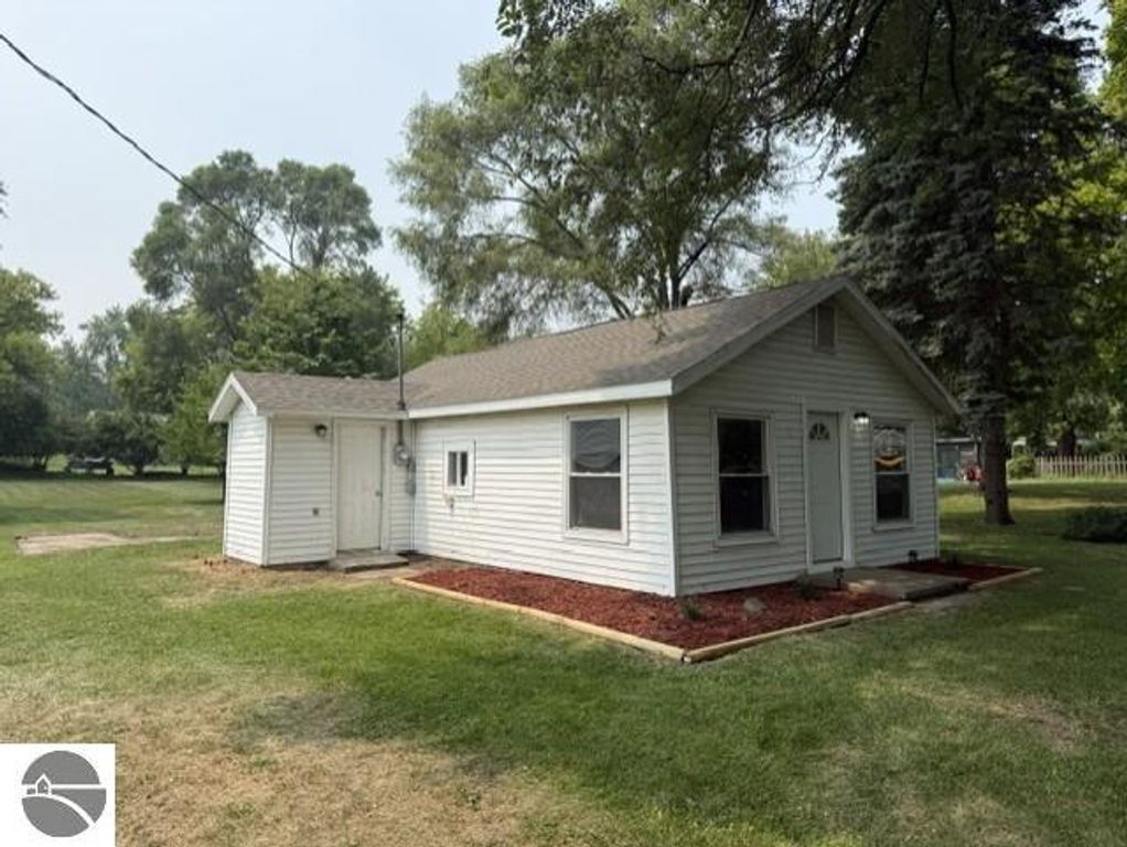 Image 2 of property listing at 527 Teman Street, St Louis, MI 48880