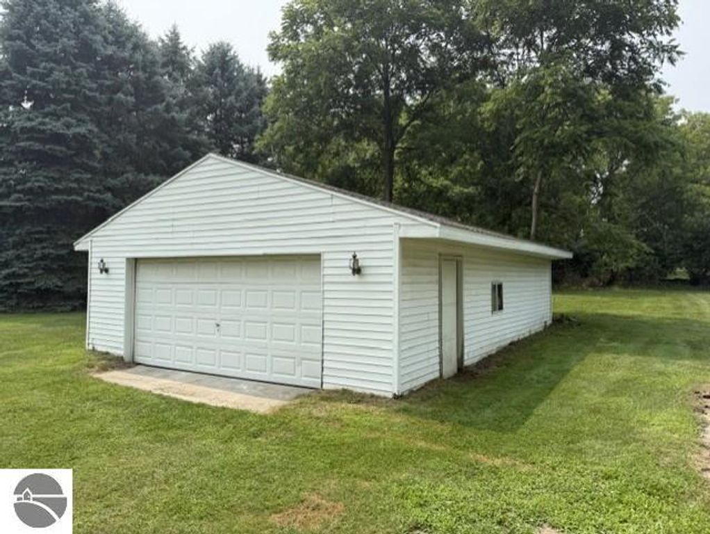 Image 3 of property listing at 527 Teman Street, St Louis, MI 48880