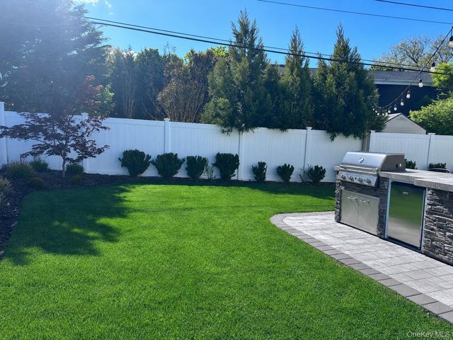 4 Sagamore Way S, Jericho, NY 11753