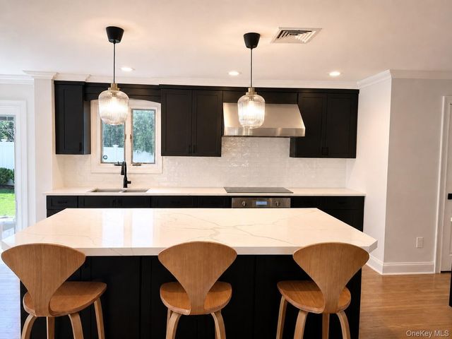4 Sagamore Way S, Jericho, NY 11753