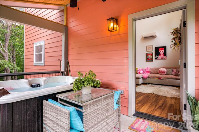 14 Locust Street, Black Mountain, NC 28711