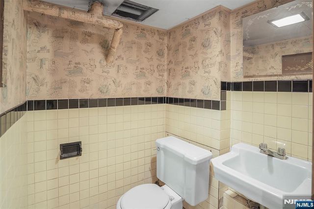 54 Rochelle Avenue, Rochelle Park, NJ 07662