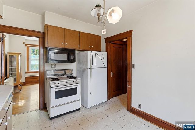 54 Rochelle Avenue, Rochelle Park, NJ 07662