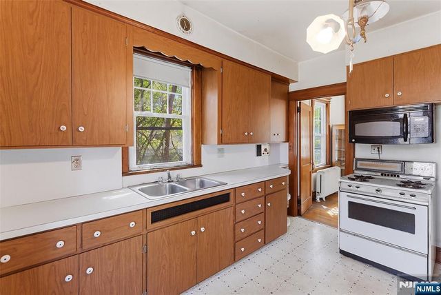 54 Rochelle Avenue, Rochelle Park, NJ 07662