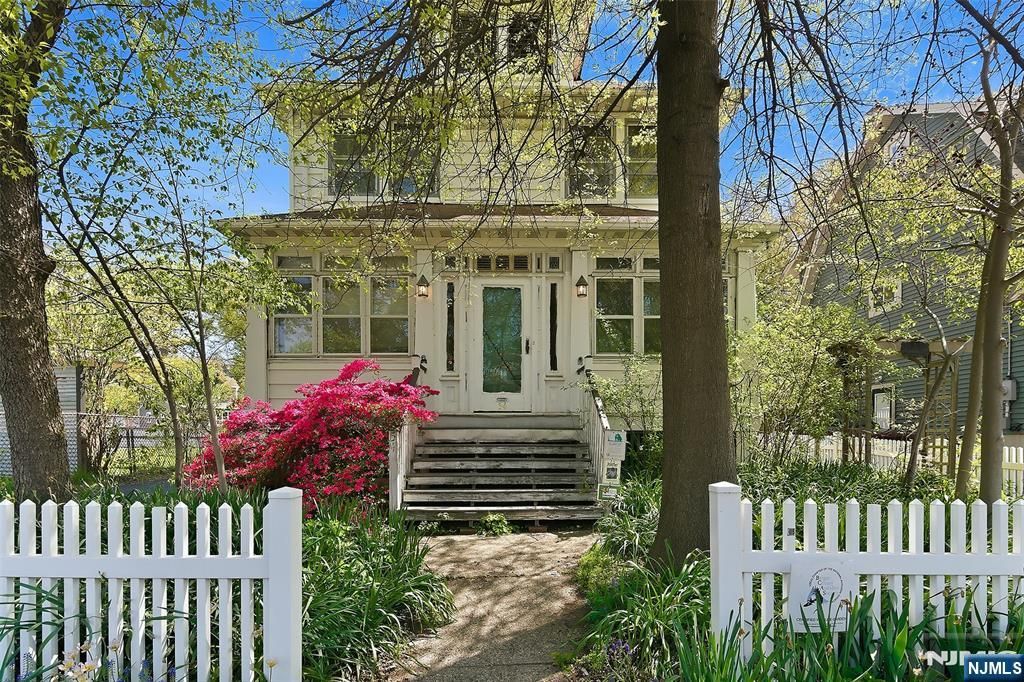 54 Rochelle Avenue, Rochelle Park, NJ 07662