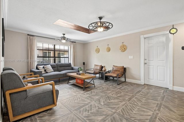811 Amherst Ave, Davie, FL 33325