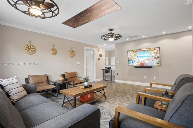 811 Amherst Ave, Davie, FL 33325