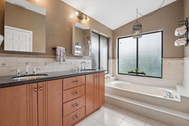 811 Amherst Ave, Davie, FL 33325
