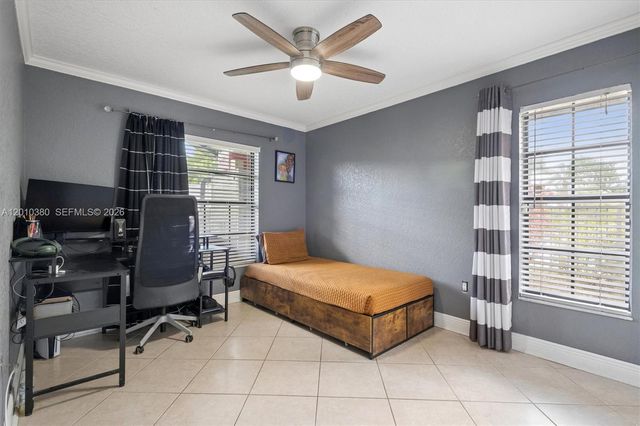 811 Amherst Ave, Davie, FL 33325