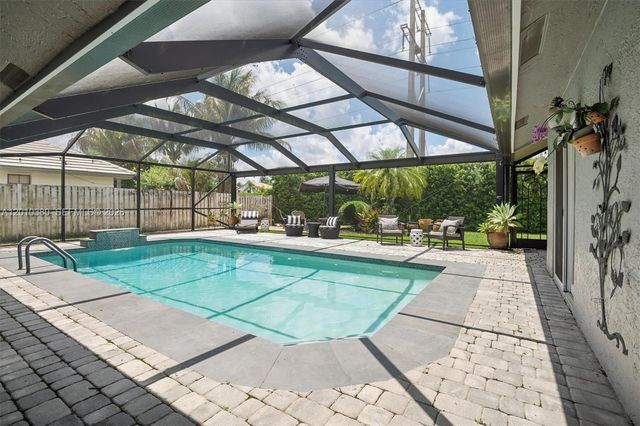 811 Amherst Ave, Davie, FL 33325