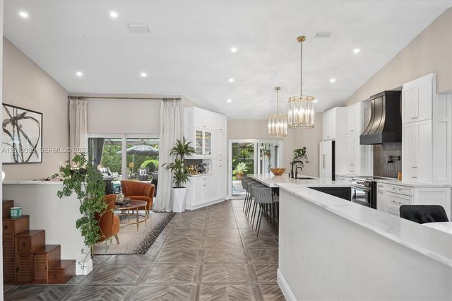 811 Amherst Ave, Davie, FL 33325