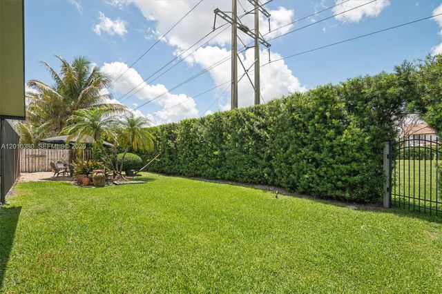 811 Amherst Ave, Davie, FL 33325