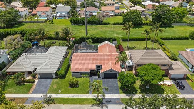 811 Amherst Ave, Davie, FL 33325
