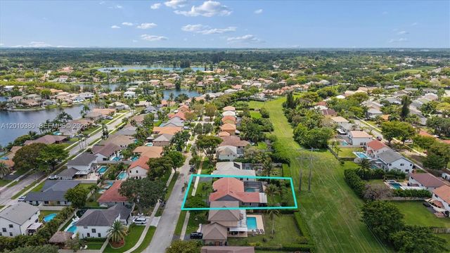 811 Amherst Ave, Davie, FL 33325
