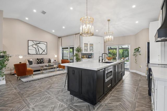 811 Amherst Ave, Davie, FL 33325