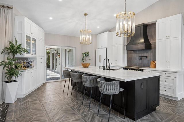 811 Amherst Ave, Davie, FL 33325