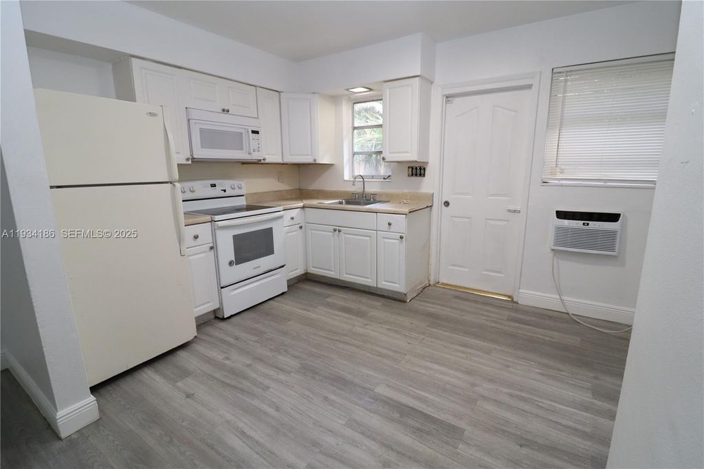 915 NE 16th Ter 4, Fort Lauderdale, FL 33304