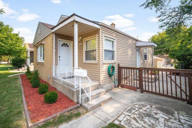 5564 N Mohawk AVENUE, Glendale, WI 53217