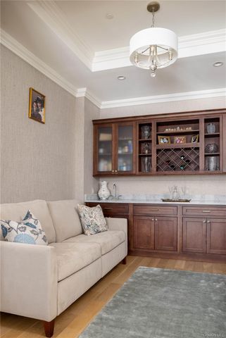 2000 Royal Court 2101, North Hills, NY 11040
