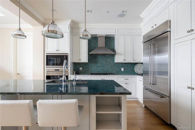 2000 Royal Court 2101, North Hills, NY 11040