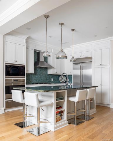 2000 Royal Court 2101, North Hills, NY 11040