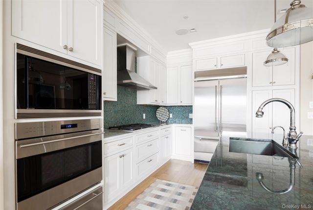 2000 Royal Court 2101, North Hills, NY 11040